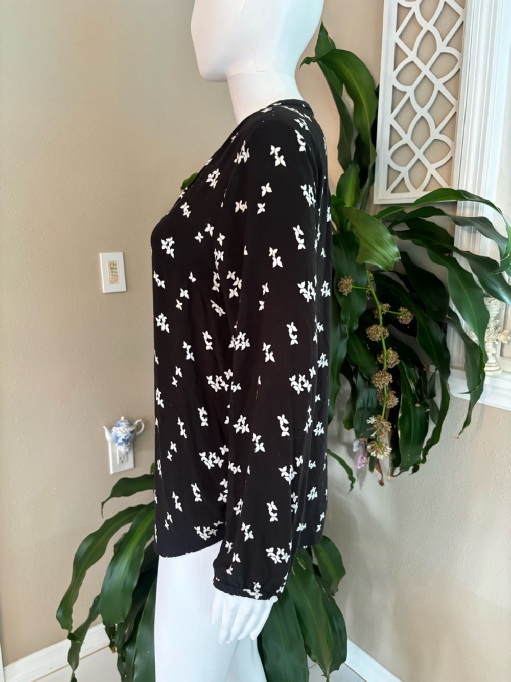 GAP Black Tunic Top with White Floral Motif - Picture 3 of 7